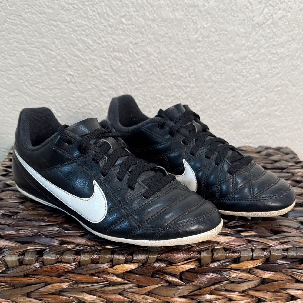 Nike Boys Size 2Y Black and White Athletic‎ Cleat Sport Shoes